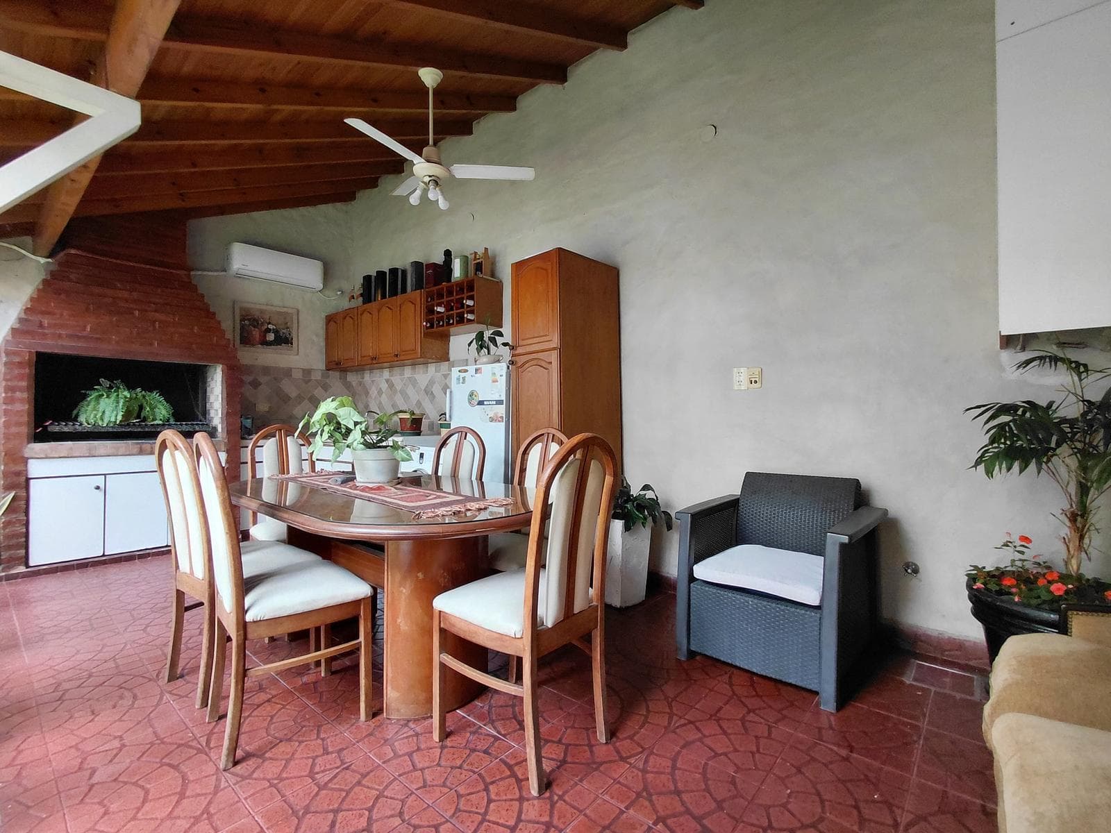 Casa 3 ambientes con local al frente, quincho y jardín - San Martín