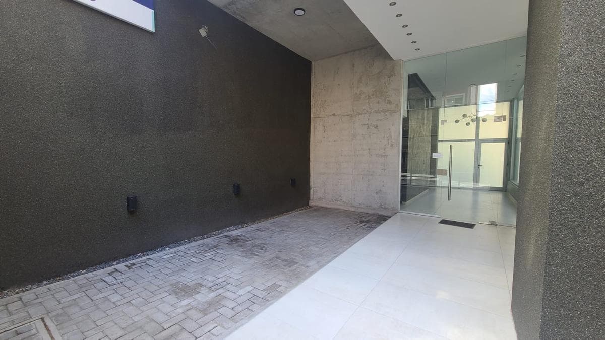 COCHERA CUBIERTA con ingreso INDEPENDIENTE en San Martín Centro